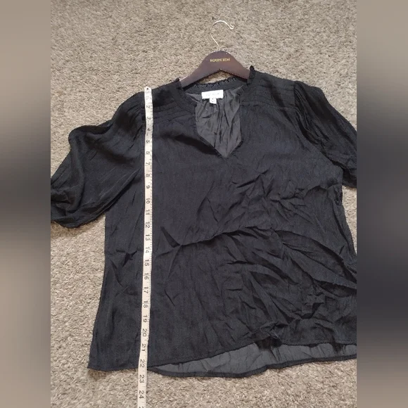 Evereve Women's Tally Satin Blouse Medium Black V-Neck Capsule Ruffles P3 - Picture 7 of 7